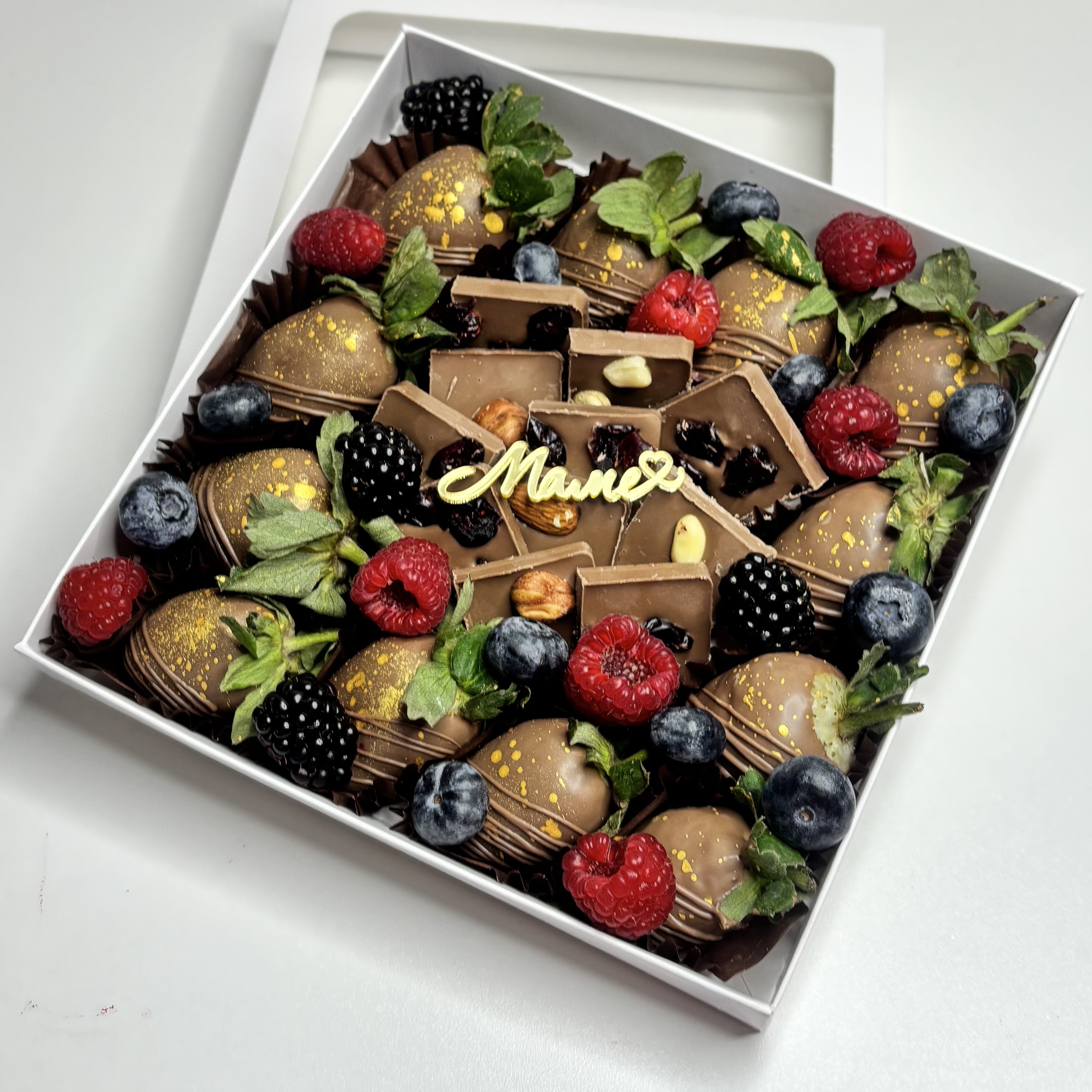 Большой набор клубника и шоколад с ягодами для мамы